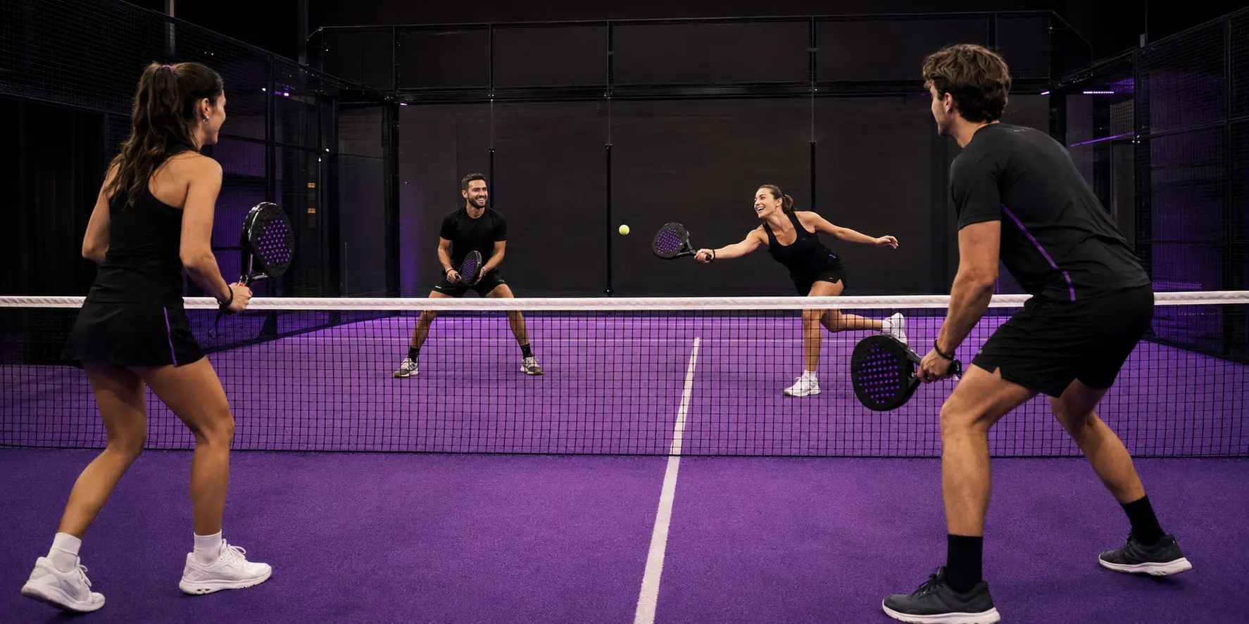 Négy játékos felszabadult padelmeccset játszik