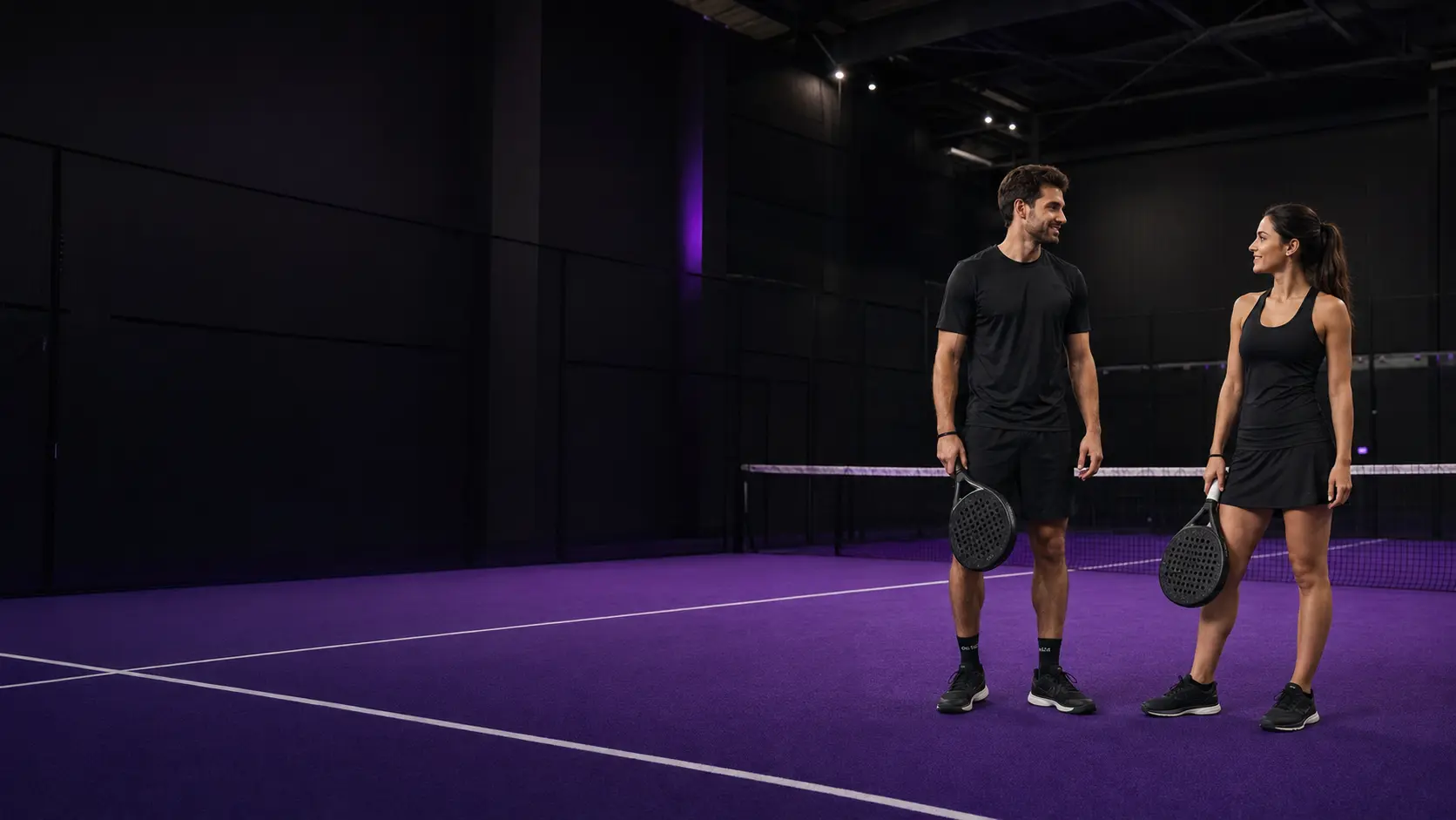 Két játékos az első padelmeccsére készül a lila pályán
